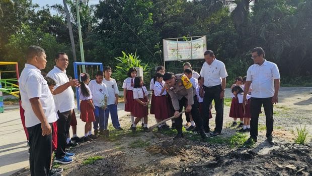 antusias-siswa-sd-filius-dei-di-kota-dumai-riau-menanam-pohon-dukung-green-policing-1757346040925_169