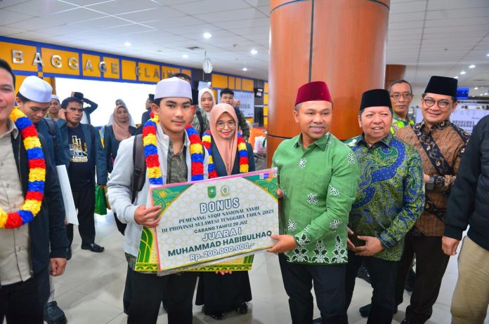 2025-10-20-tiba-di-pekanbaru-kafilah-riau-disambut-hangat-gubernur-abdul-wahid