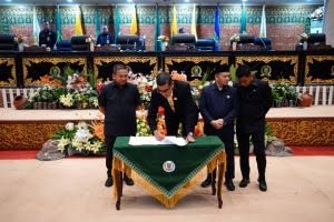 dprd-sahkan-tiga-ranperda-pemprov-r