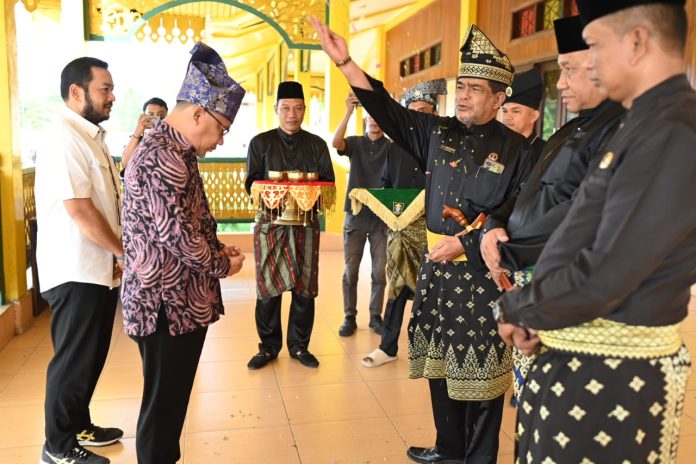 2025-11-07-sekda-kota-dumai-silaturahmi-ke-lamr-perkuat-sinergi-pemerintah-dan-lembaga-adat