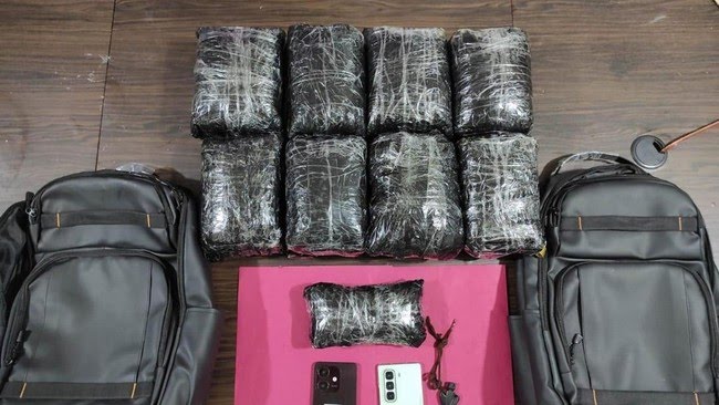 ditresnarkoba-polda-riau-menangkap-jaringan-pengedar-ekstasi-dan-menyita-barang-bukti-rp-14-miliar-1766453654954_169