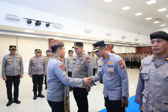 saat-kapolda-riau-irjen-herry-heryawan-menyambut-kedatangan-5ahf