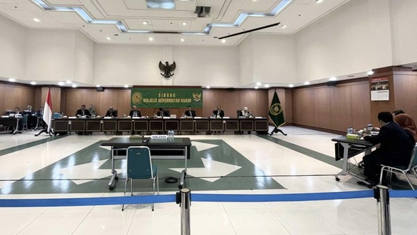 sidang-majelis-kehormatan-hakim-mkh-terhadap-hakim-hs-dok-situs-ky-1766385431677_169