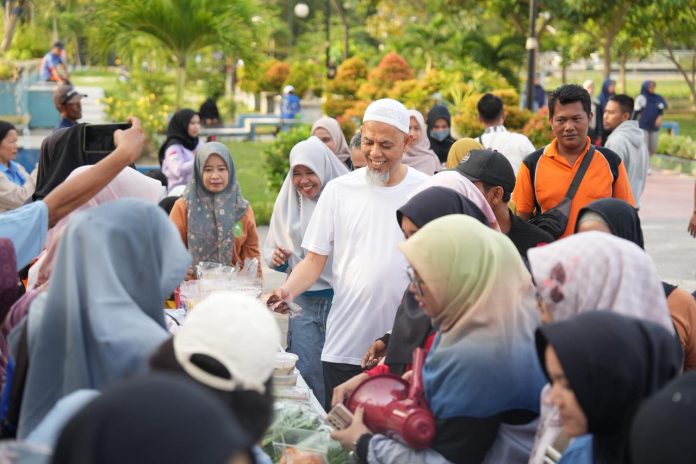 2026-01-23-wako-dumai-traktir-warga-di-gerakan-pangan-murah-tekan-inflasi-dan-jaga-daya-beli