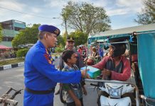 Sat Polairud Polres Dumai Bagikan 150 Paket Takjil kepada Pengguna Jalan