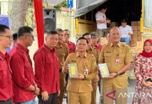 APP Group dan Paguyuban Sinar Mas Riau Salurkan Wakaf Alquran dan Minyak Goreng Harga Khusus