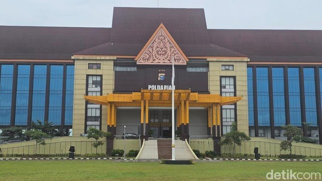 gedung-markas-polda-riau-1749357985170_169