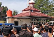 “Bebaskan Abdul Wahid” Ratusan Massa Berteriak saat Tiba di Pengadilan