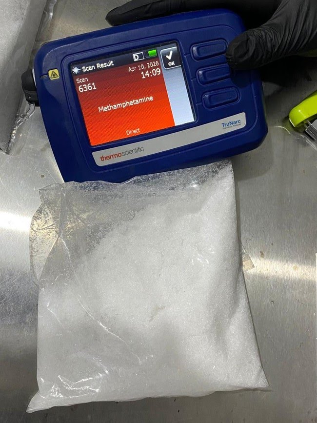 polda-riau-dan-petugas-avsec-bandara-sultan-syarif-kasim-ii-pekanbaru-menggagalkan-sabu-5-kilogram-yang-akan-dikirim-ke-lombok-1776129191388_34