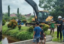 Apical Perkuat Infrastruktur Lingkungan melalui Normalisasi Saluran Parit di Lubuk Gaung