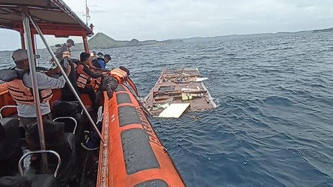 tim-sar-gabungan-menemukan-puing-kapal-pinisi-putri-sakinah-yang-tenggelam-di-selat-pulau-padar-taman-nasional-komodo-labuan-b-1766897740408_169